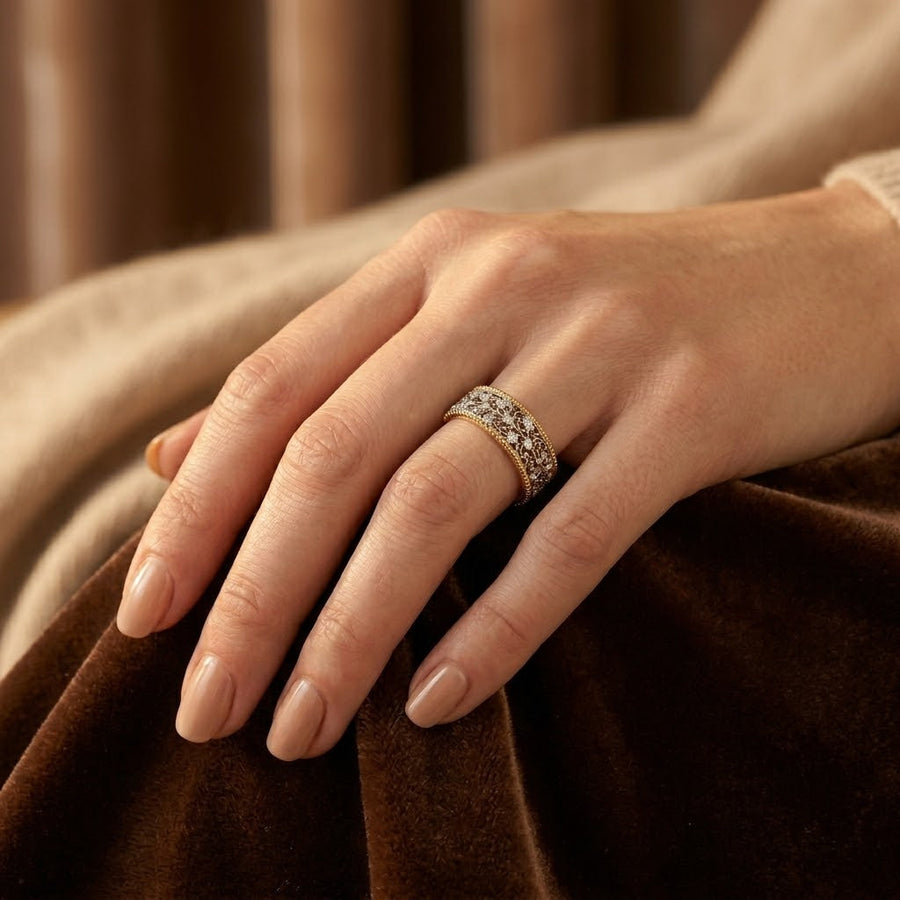 Dekorert ring i sølv og gull