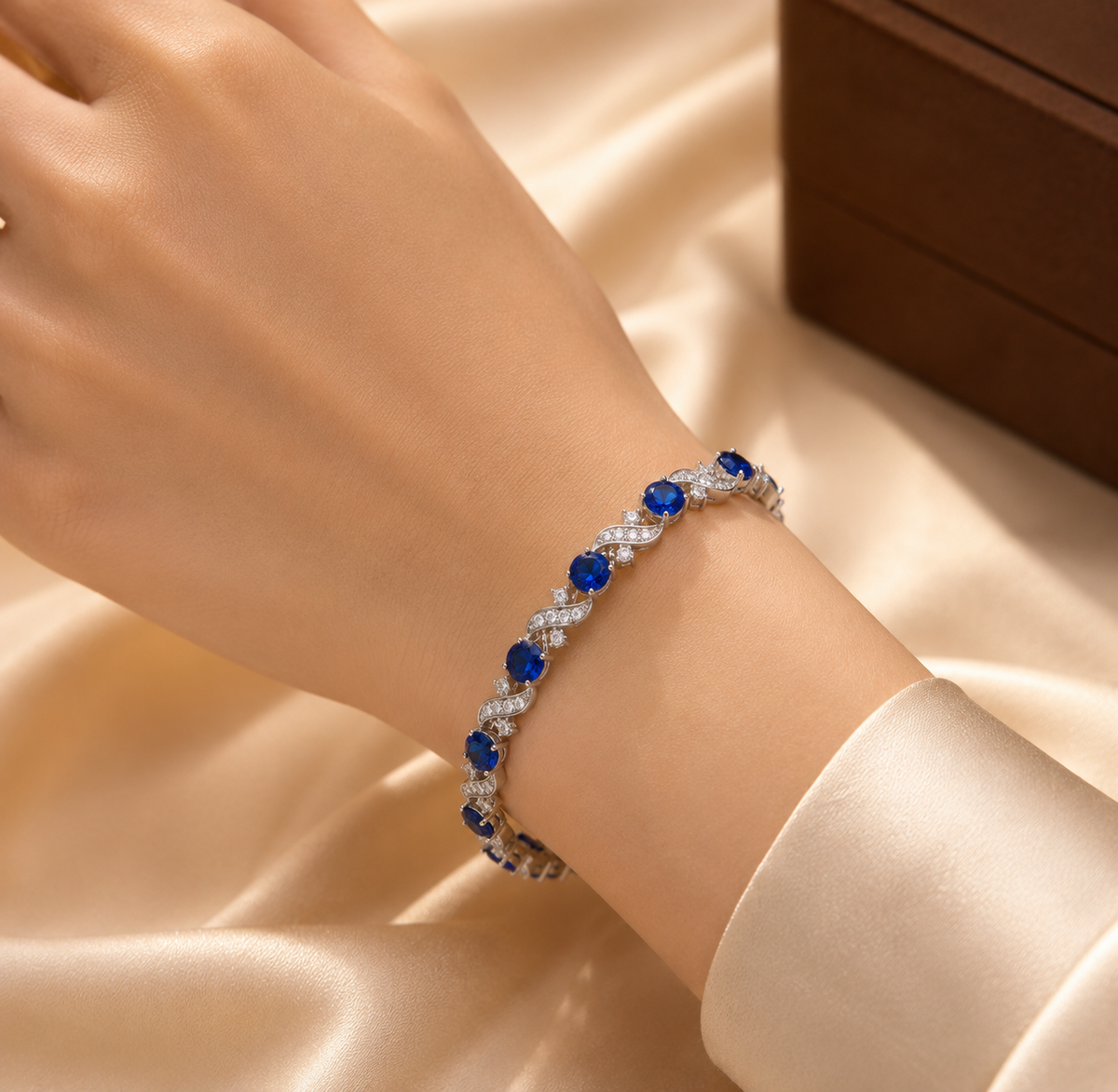 Blomsterarmbånd i sølv med safir