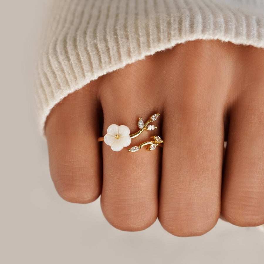 Åpen gullring med blomster og blader