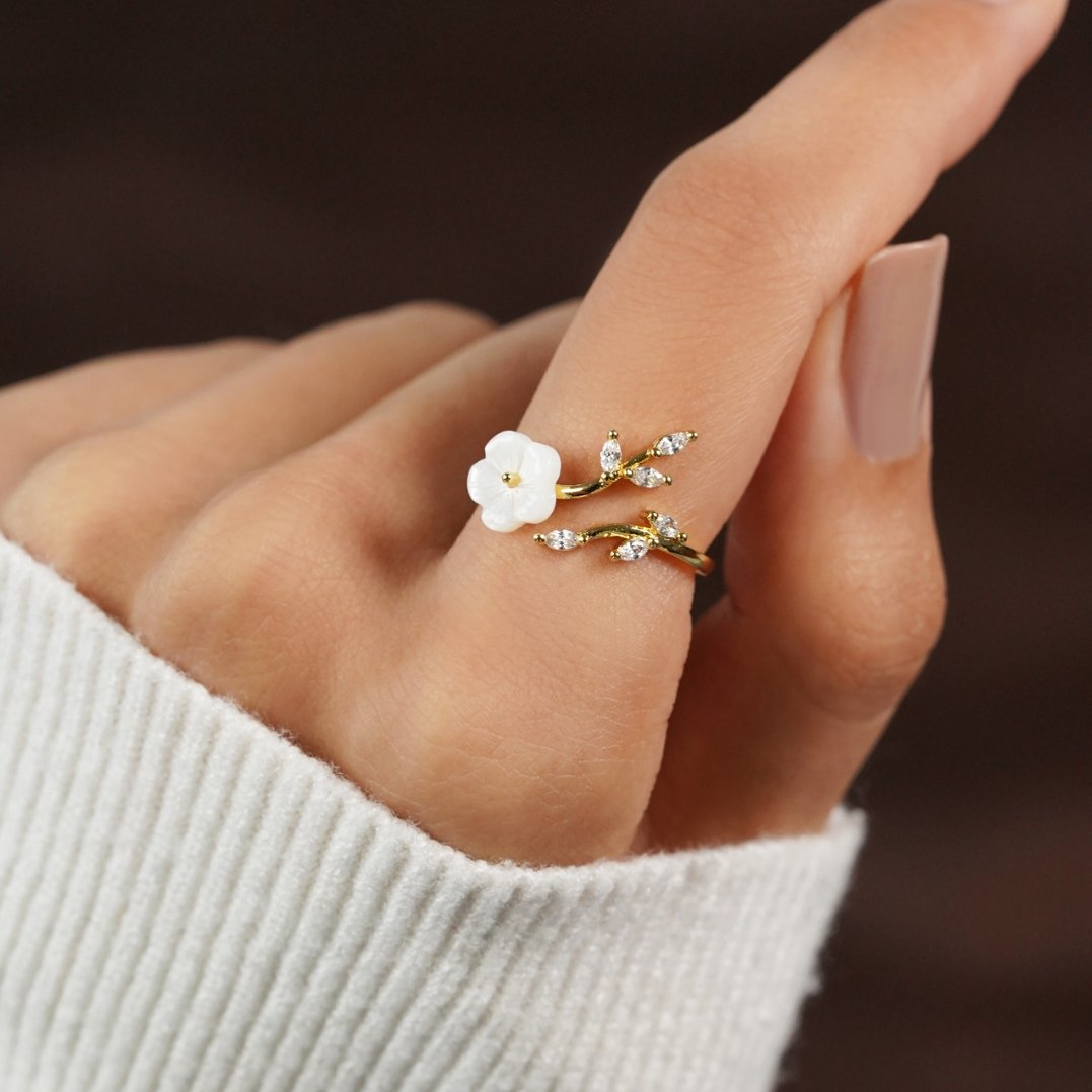 Åpen gullring med blomster og blader