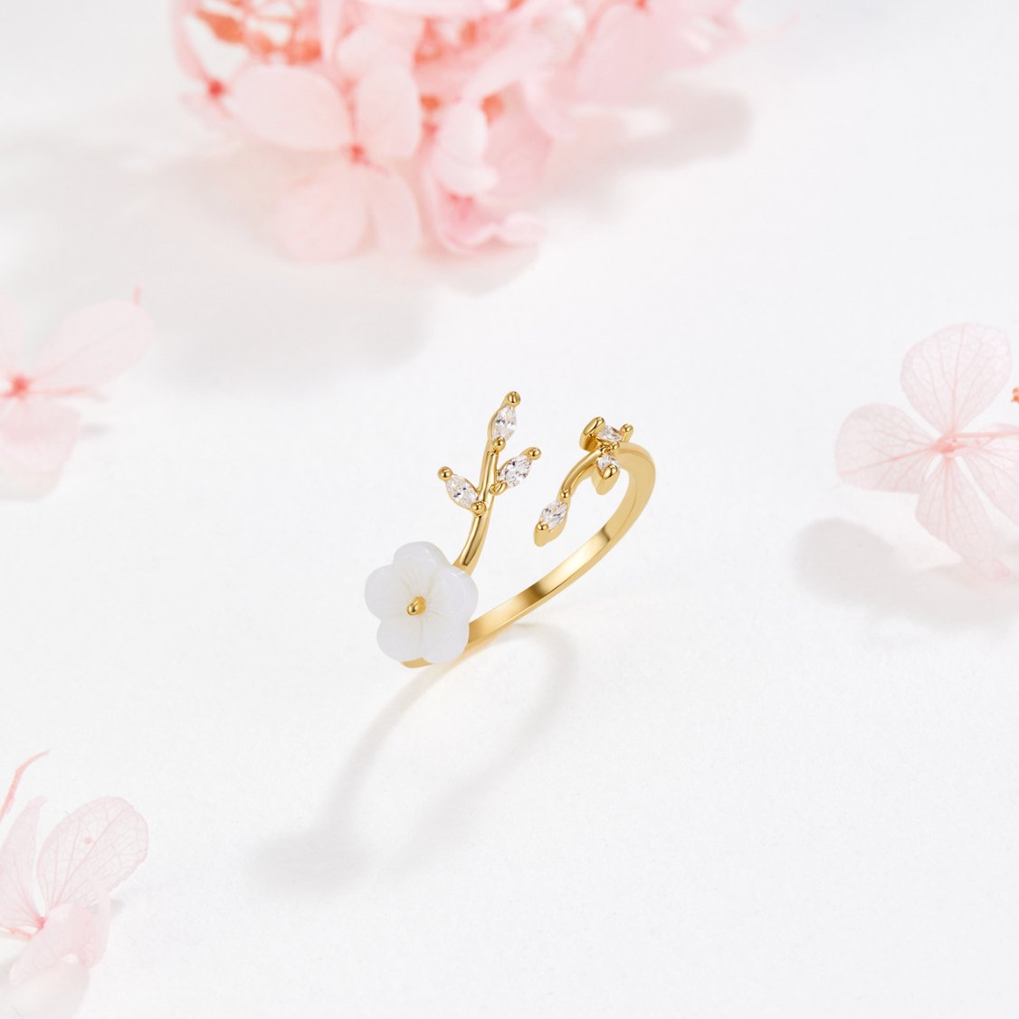 Åpen gullring med blomster og blader